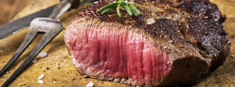 Angeschnittenes Rinderfilet mit rosa Kern und perfekten Röstaromen
Fleischporen lassen sich durch Anbraten nicht verschließen