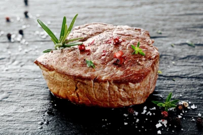 Rinderfilet perfekt gebraten mit vielen Röstaromen und Rosmarinzweig