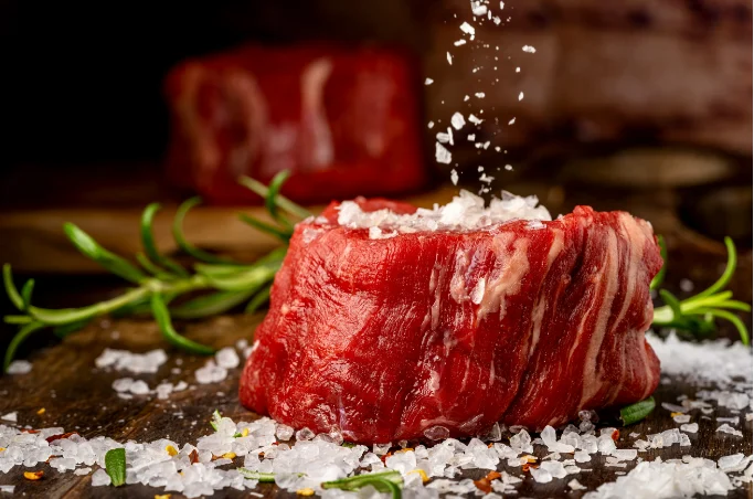 Rinderfilet roh im Salzbett