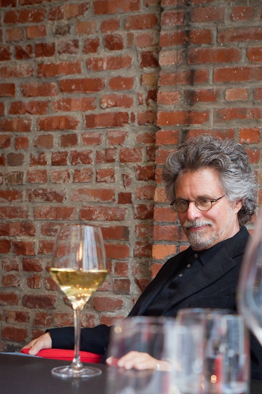 Steven Raichlen mit Weinglas
