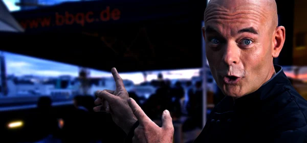 Sven Dörge zeigt mit staunendem Gesicht in den Hintergrund